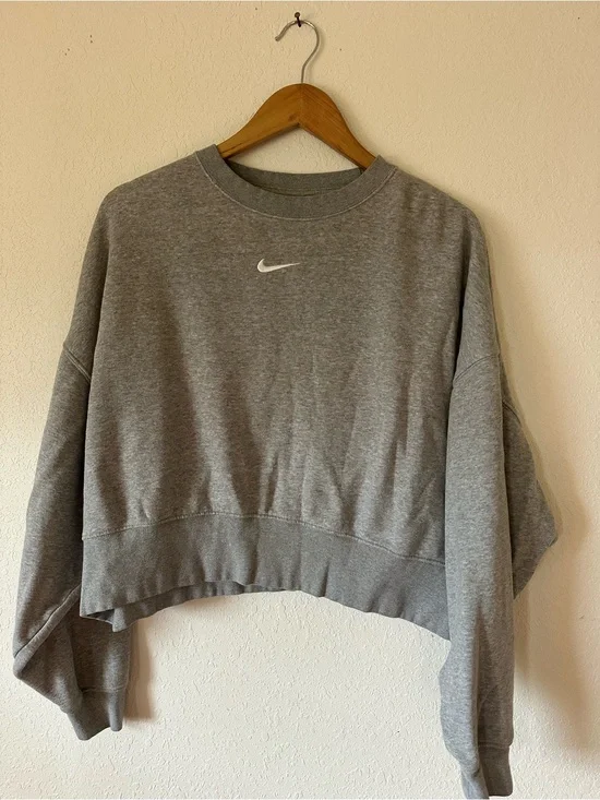 SET* Nike Women’s Grey Cropped Crewneck + Sweats