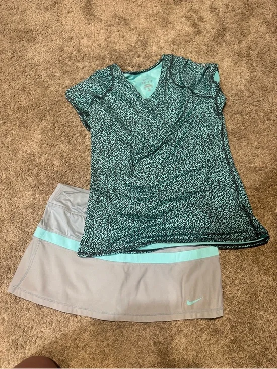 Golf outfit. Nike Aqua Patterned V-Neck Top with Gray Skort