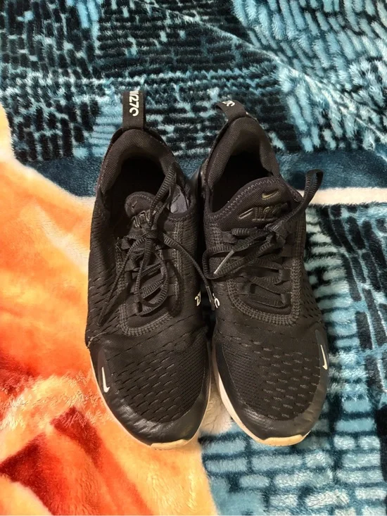 Tennis shoes