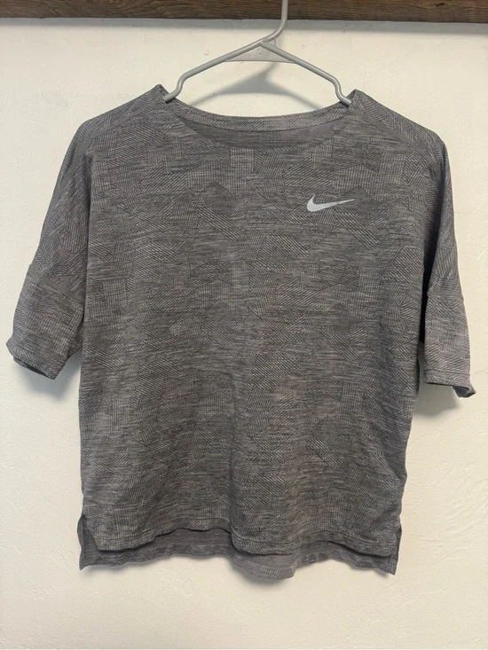 Nike Grey Patterned Short Sleeve Athletic Top
