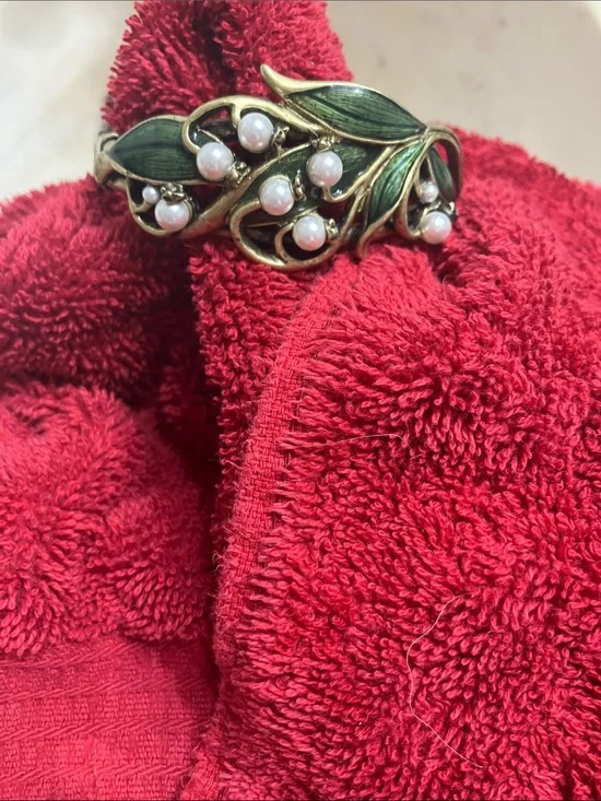 Vintage-Inspired Green Leaf and Pearl Bracelet