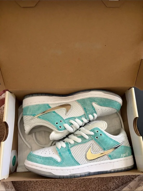 Nike Low-Top Sneakers Teal, White & Gold Swoosh