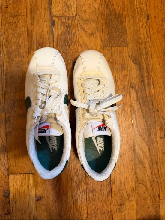 Nike women’s Cortez with Green Swoosh size 8 women’s