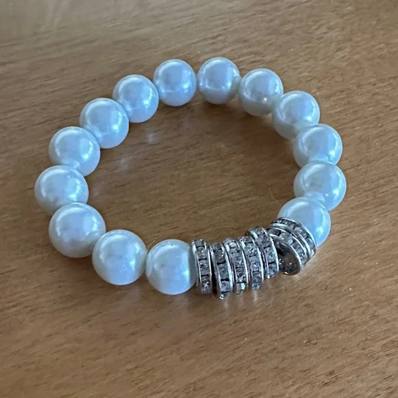 Elegant Pearl and Silver Bracelet