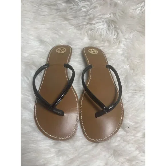 Tory Burch thong sandals Black patent leather Straps, tan footbed,gold logo SZ10