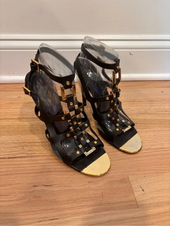 Tory Burch Francesca sandals in a black leather gladiator style size 8.5