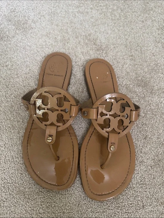 Tory Burch Patent Leather Logo Thong Sandals in Tan