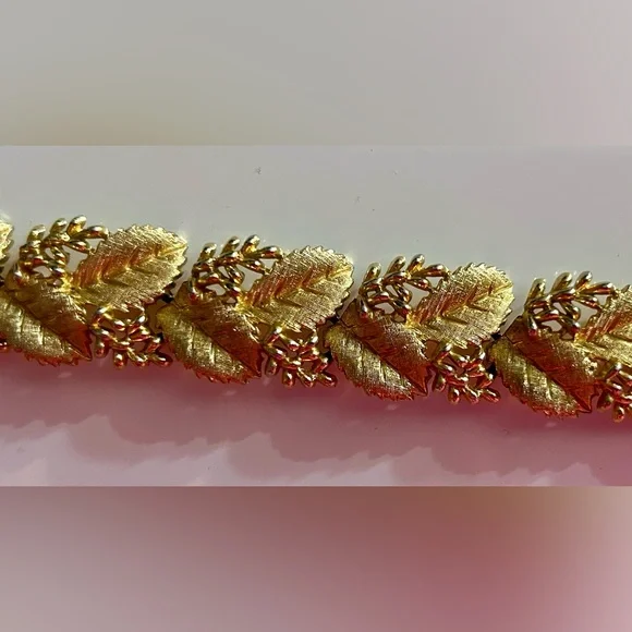 EXQUISITE Crown TRIFARI grape leaf heavy vintage bracelet