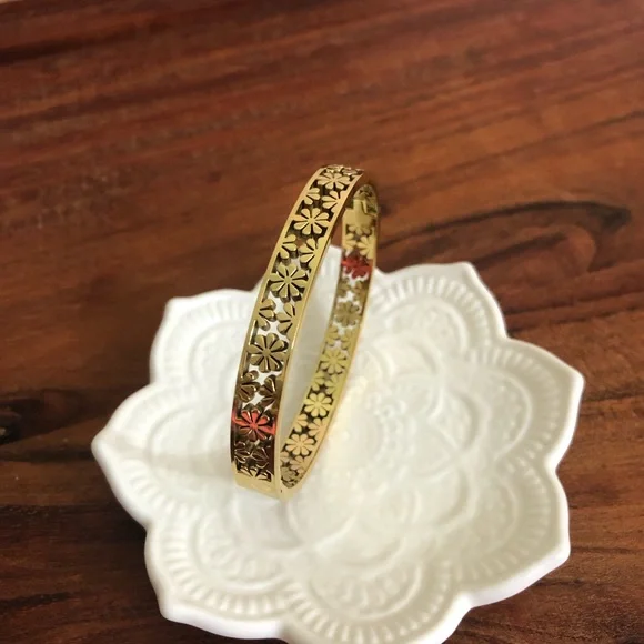 New gold-colored hollow Mini Daisy flower bangle bracelet stainless steel