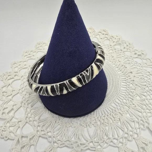 Vintage Bangle Bracelet Hinged Silver Tone Zebra Enamel 7