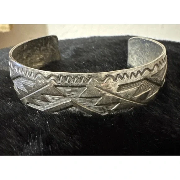 Vintage Navajo cuff Womens sterling silver native American rug pattern signed HB