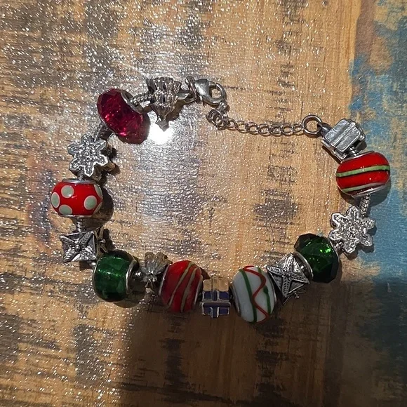 Christma Beaded‎ Bracelet with Red and Green Charms