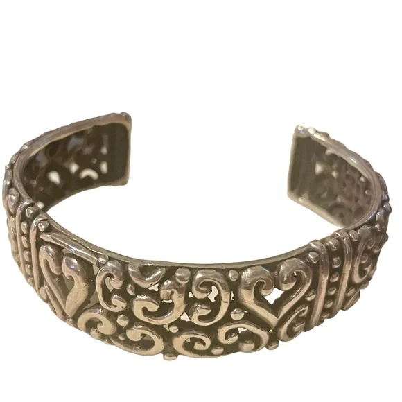 Intricate 925 stamped silver cuff bracelet /unique heart design / beautiful EUC!
