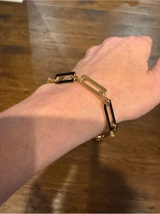Women’s gold ( not 14 k) with links and claw clasp.