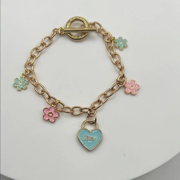 1452. Elegant charm bracelet.