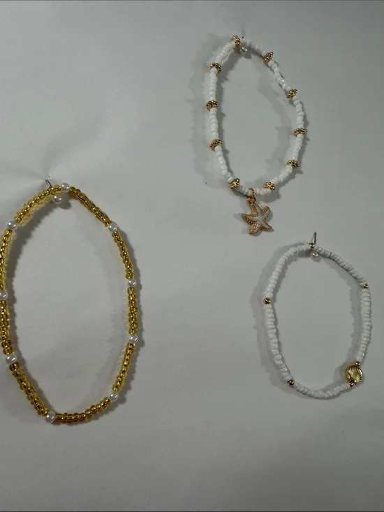 Delicate White Beaded Bracelet with Gold Starfish Charm