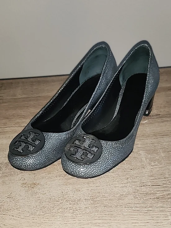 Tory Burch Green Pebbled Leather Pumps with Logo Medallion