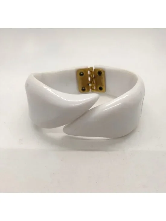 Vintage White Acrylic Hinged Bracelet With Claw-Like Design & Gold-Tone Closure