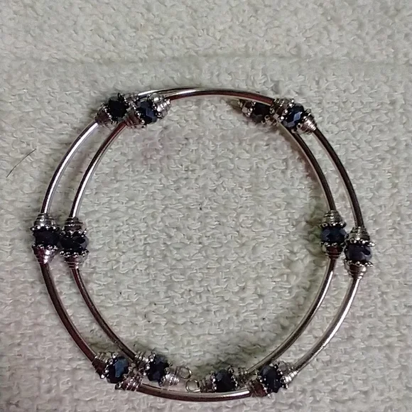 Silvertone dark blue beaded wire bracelet