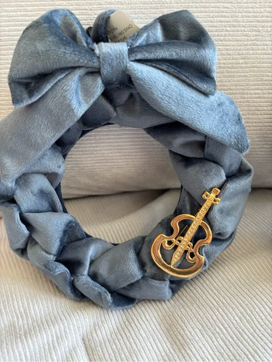Plush blue velvet wreath with Gold Violin brooch