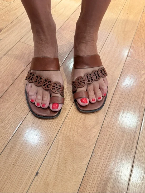 Tory Burch Brown Leather Logo Cutout Toe-Loop Sandals