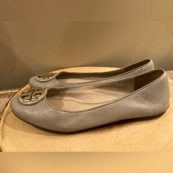 TORY BURCH Claire Ballet Flat Tumbled Leather Grey Slip On Logo Gold Flats‎ 8M