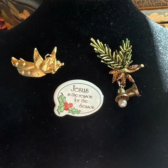 Festive Gold and Green Brooch Set‎