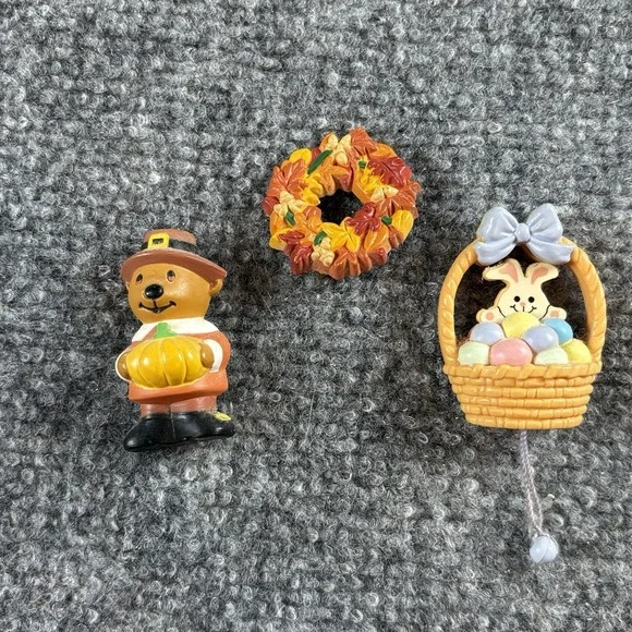 VTG 80s Holiday Pin Lot Hallmark Russ GGI Bear Wreath Easter Basket‎ Fall Autumn
