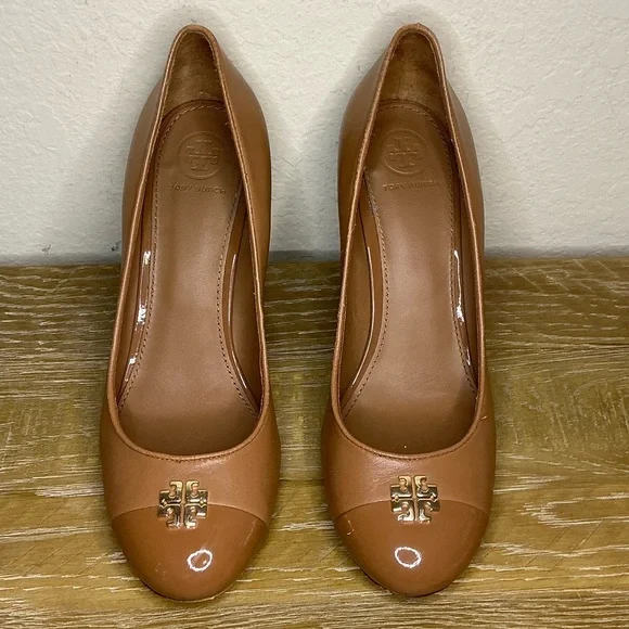 Tory Burch Jolie 85MM Closed Toe Wedge Nappa Patent Leather Royal Tan Size 8