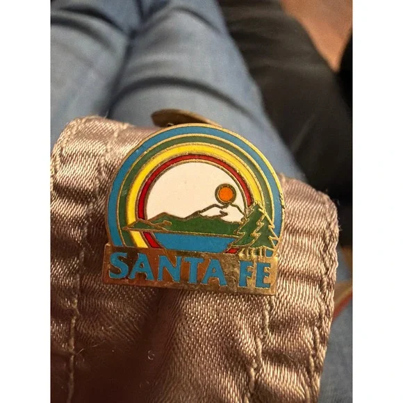 Vintage Santa‎ Fe Enamel Pin Retro Rainbow Mountain Landscape Souvenir Gold Tone
