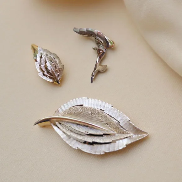 VTG Sarah Coventry Nature’s Choice Leaf Brooch & Clip On Earrings Set 1960s