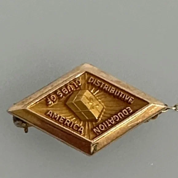 Gold and Brown Brooch​