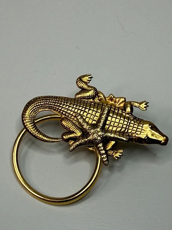 Gold tone starfish circle Alligator  - Decorative Reptile pin brooch