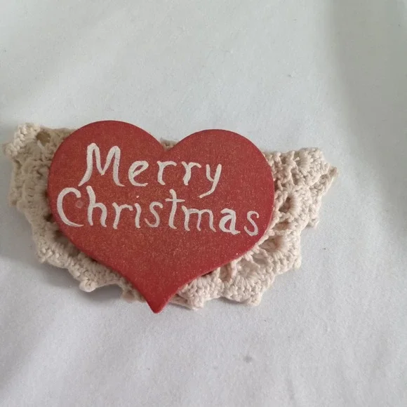 Handmade Merry Christmas Red Wood Heart Crochet Lace Brooch Pin Festive Holiday