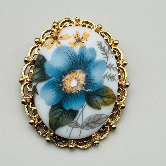 Floral Cameo Brooch Oval Filigree 1.75 Inch Gold Tone Blue‎ White