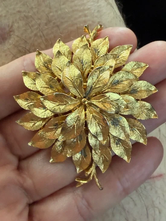 Vintage-Inspired Gold Leaf Floral Brooch - Elegant Women Jewelry