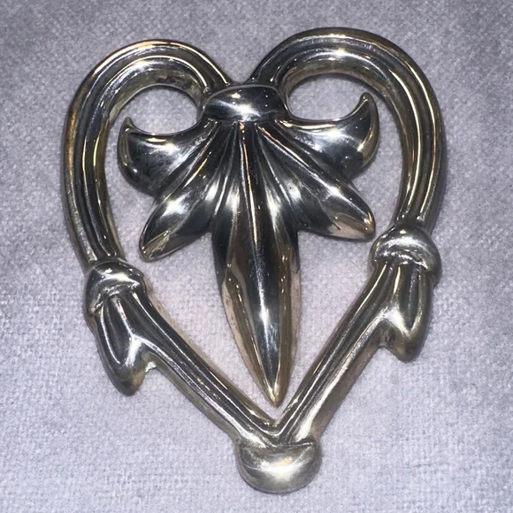 Sterling Silver Vintage brooch by Metropolitan Museum Of Art Fleur-de-lis Heart