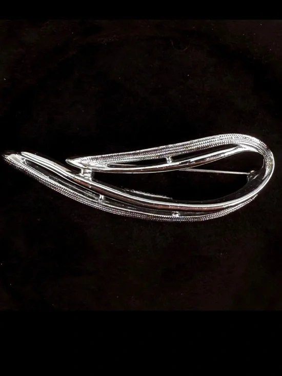 Vintage Sarah Coventry Silvertone brooch pin