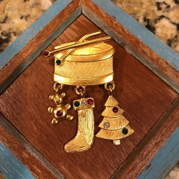 🌲VINTAGE Holiday Pin