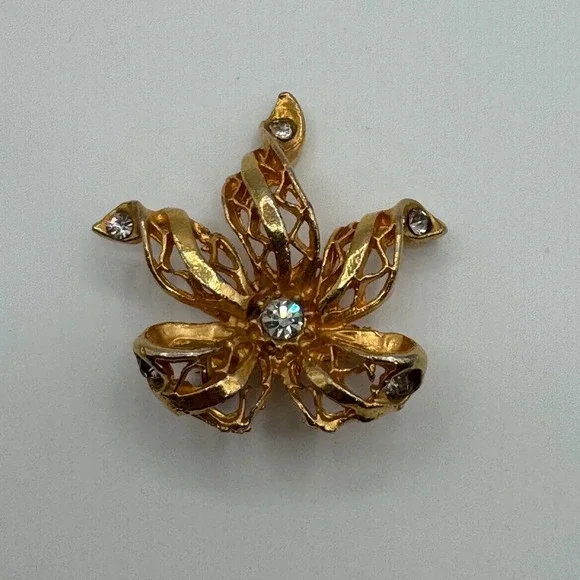 Vintage Gold Tone Openwork Flower Brooch Clear‎ Rhinestone Floral Pin 1.75 Inch