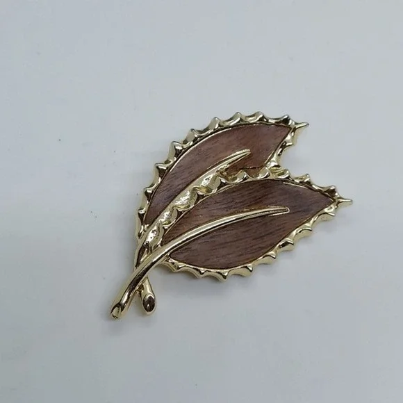 Vintage Sarah Coventry‎ wood leaf brooch