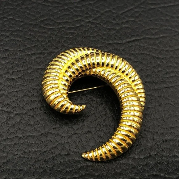 Monet Vintage Triple Curl‎ Brooch Textured Gold Tone Swirl Swoosh Curved MCM Pin