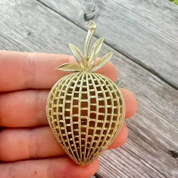 Vintage Jewelry Gold Tone Puffy Strawberry Brooch Pin Gold Fruit Brooch