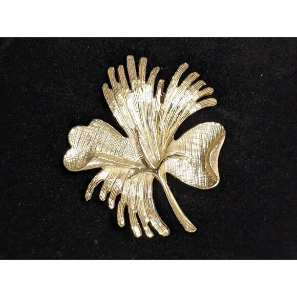 Vintage ORNK Hibiscus Flower Gold‎ Tone Brooch Pin