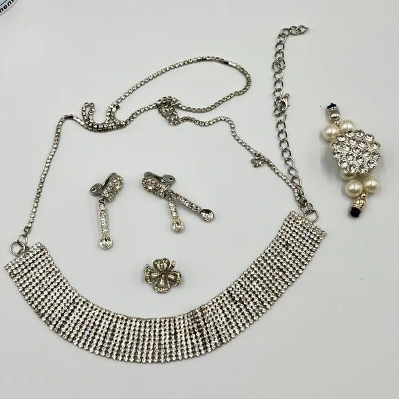 VTG Silver Rhinestone Choker Set, Faux Pearl Clip-On Earrings &‎ Clover Brooch