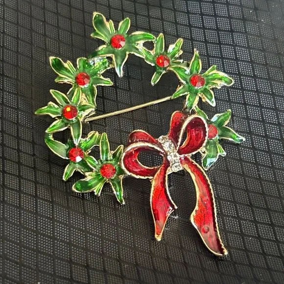 RED & GREEN ENAMALED WREATH  AND BOW, HOLLY GOLDTONE CHRISTMAS HOLIDAY BROOCH