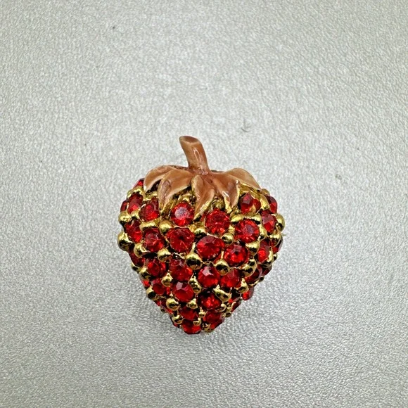 Vtg Stunning Strawberry Gold‎ Tone Ruby Red Rhinestone Brooch Pin