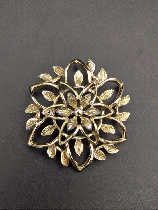Vintage Sarah Coventry Woodland Flower Brooch Gold Tone Openwork Leaf Pin 2