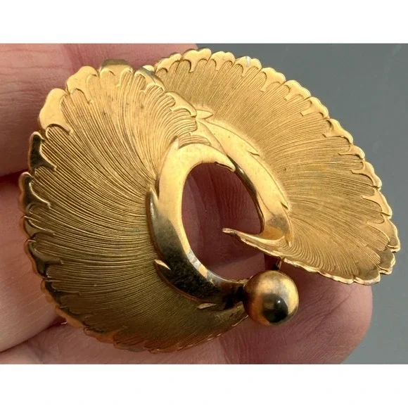 Vintage Coro Pegasus Brooch Gold Tone Feather Swirl Signed 2
