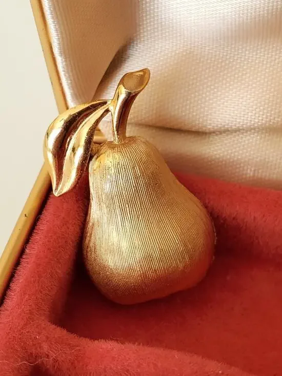 Vintage Crown Trifari Pear Gold Tone Etched Brooch Pin